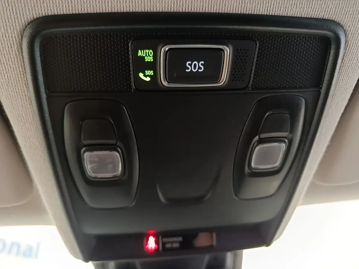 Vue en gros plan du plafonnier intérieur noir avec bouton SOS et éclairages de lecture dans un Renault Captur gris clair.