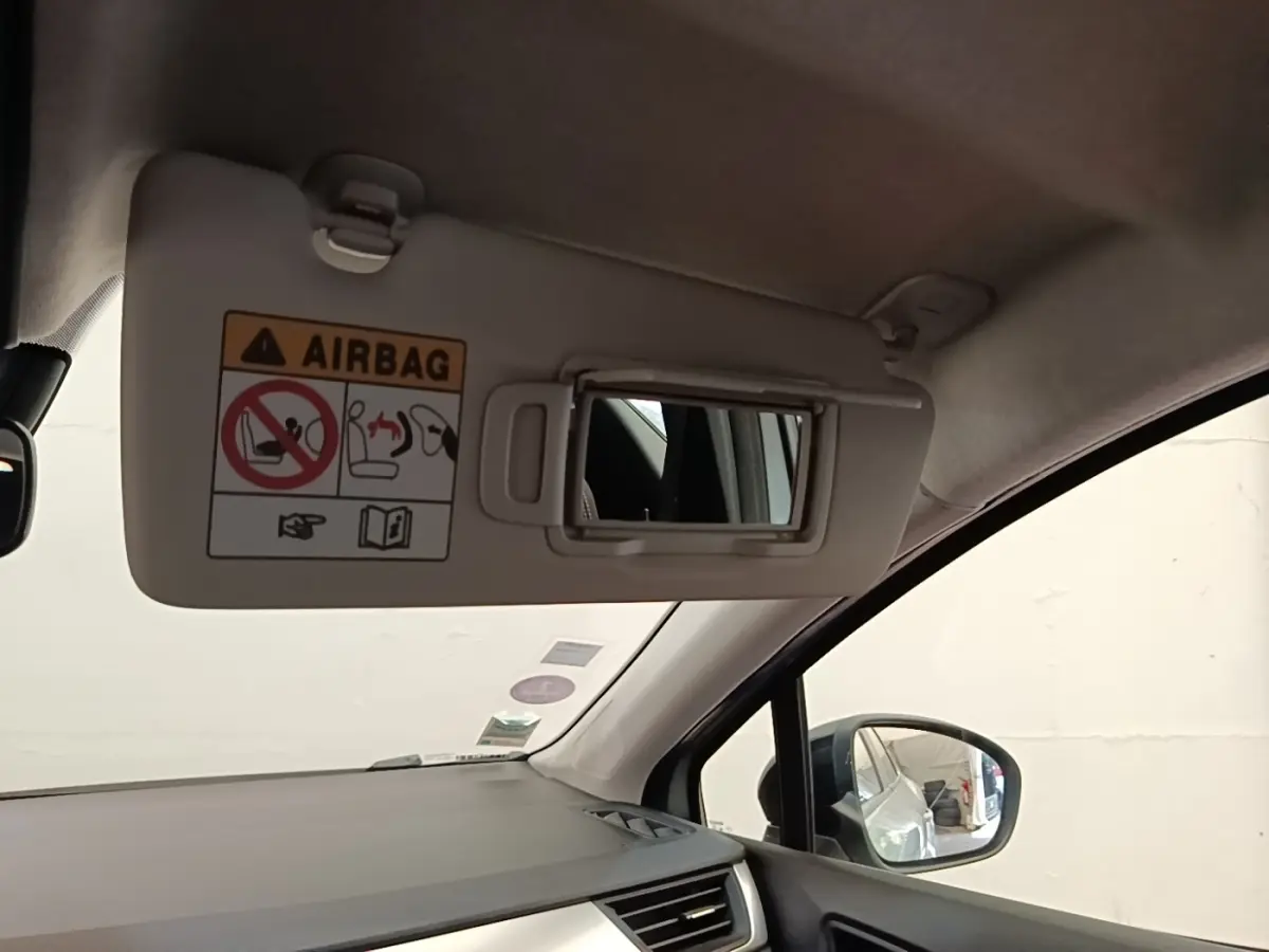 Intérieur Renault Captur Business E-Tech 2022, vue côté droit sur pare-soleil avec miroir et rétroviseur extérieur noir.