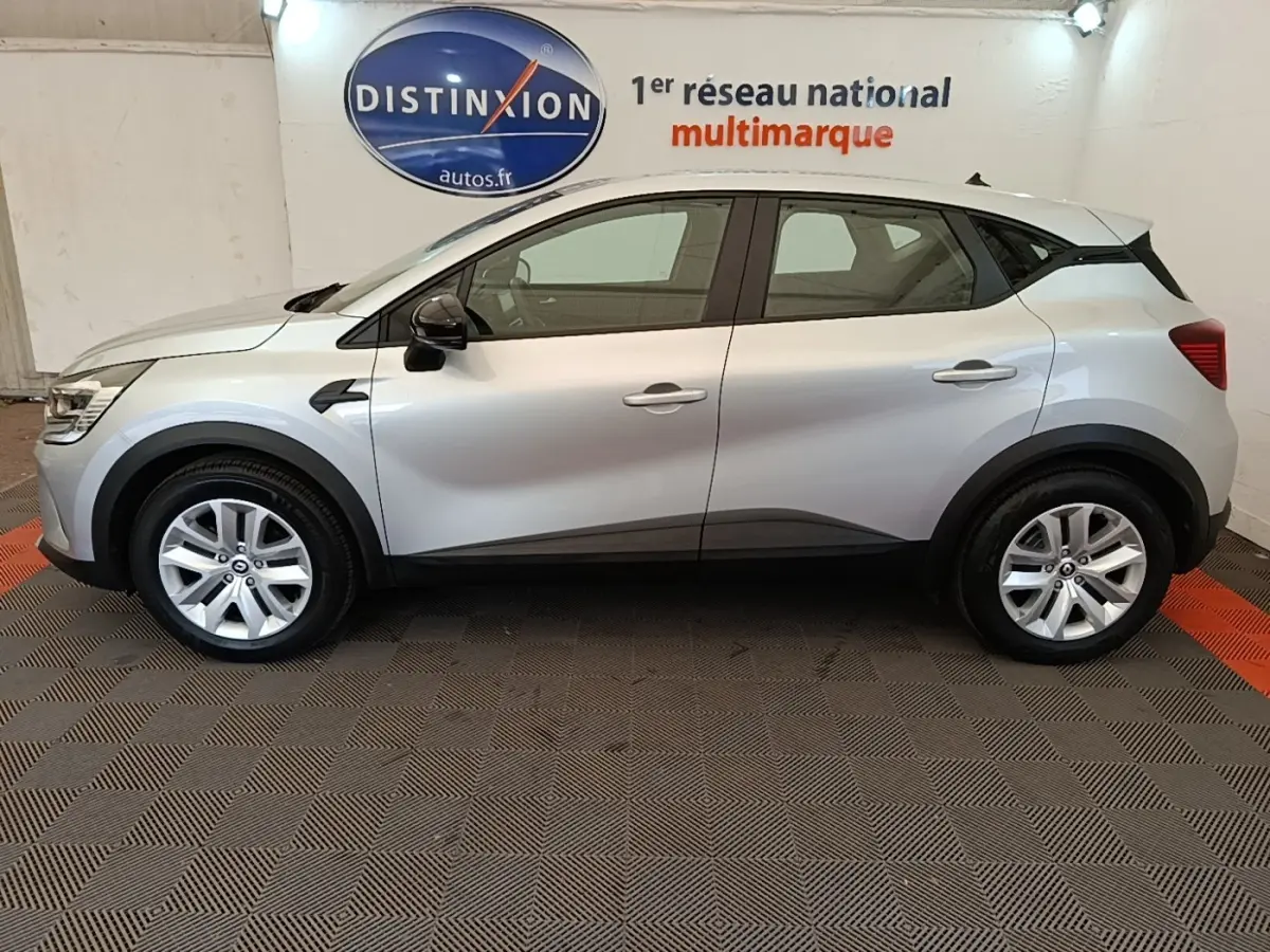 Profil droit d'un Renault Captur Business E-Tech hybride gris clair 2022, avec jantes alliage et rétroviseurs noirs.