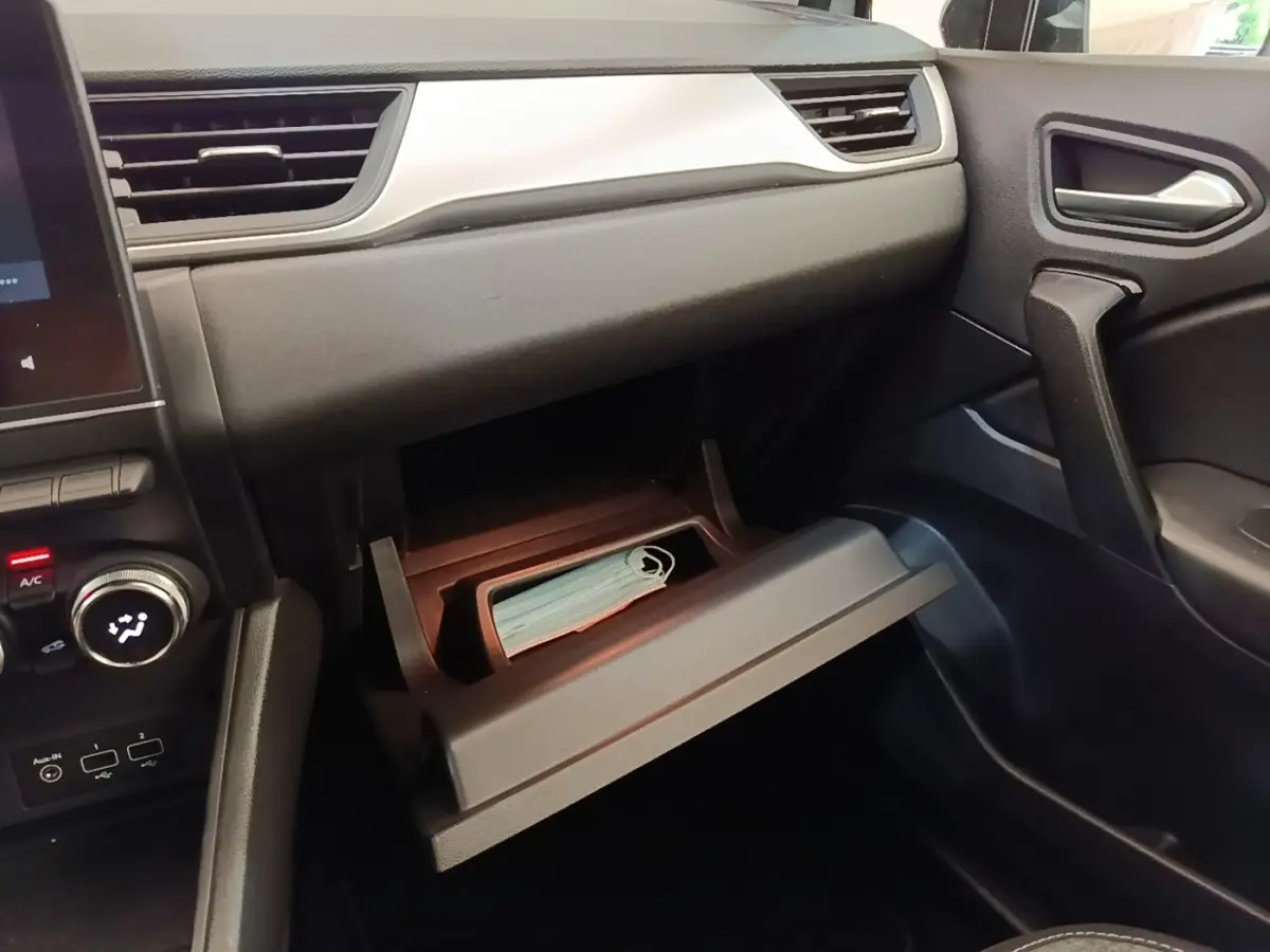 Intérieur côté passager du Renault Captur Business E-Tech 2022, boîte à gants ouverte avec masque visible.
