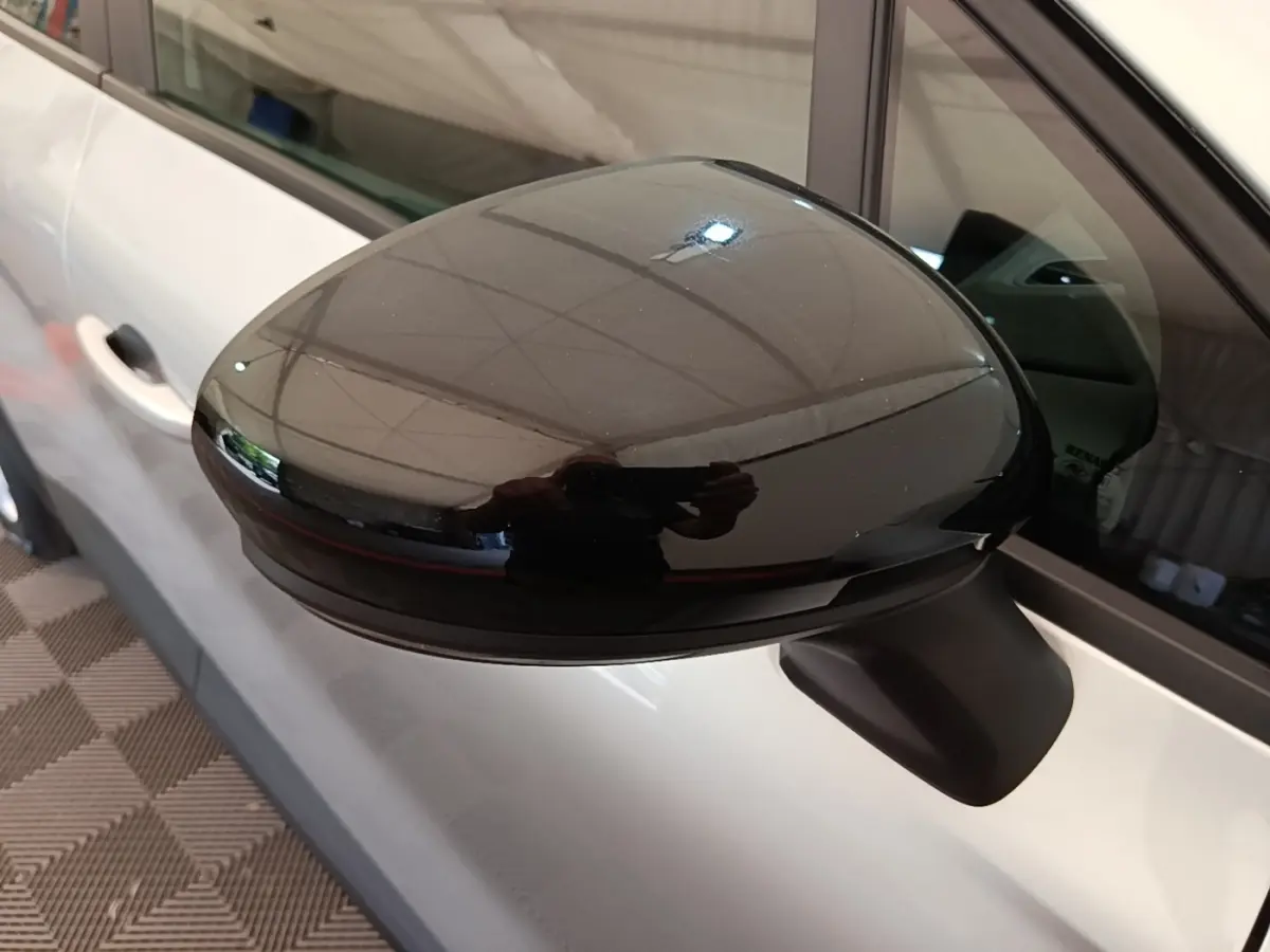 Gros plan sur le rétroviseur noir côté gauche d’un Renault Captur gris clair Business E-Tech hybride 2022.