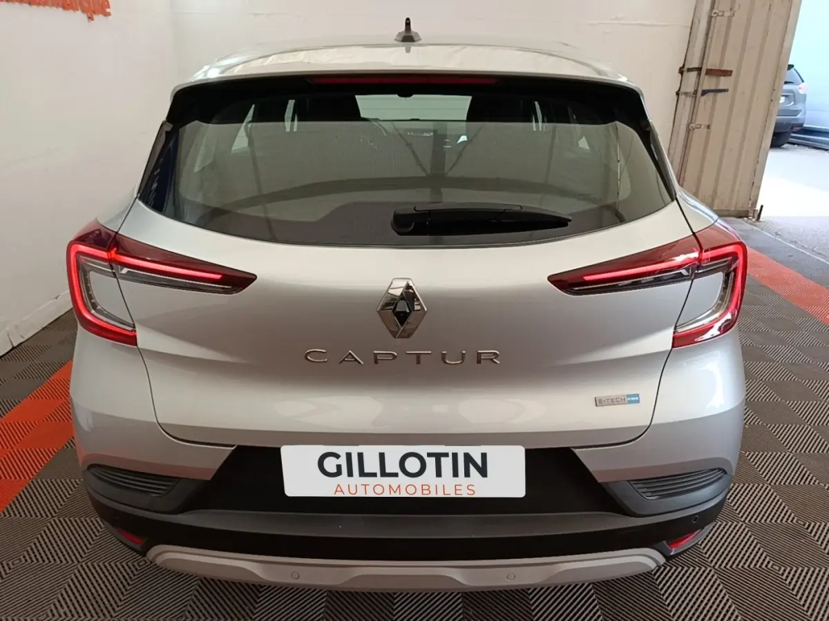 Vue arrière d’un Renault Captur Business E-Tech hybride gris clair 2022 avec feux LED et logo central visible.