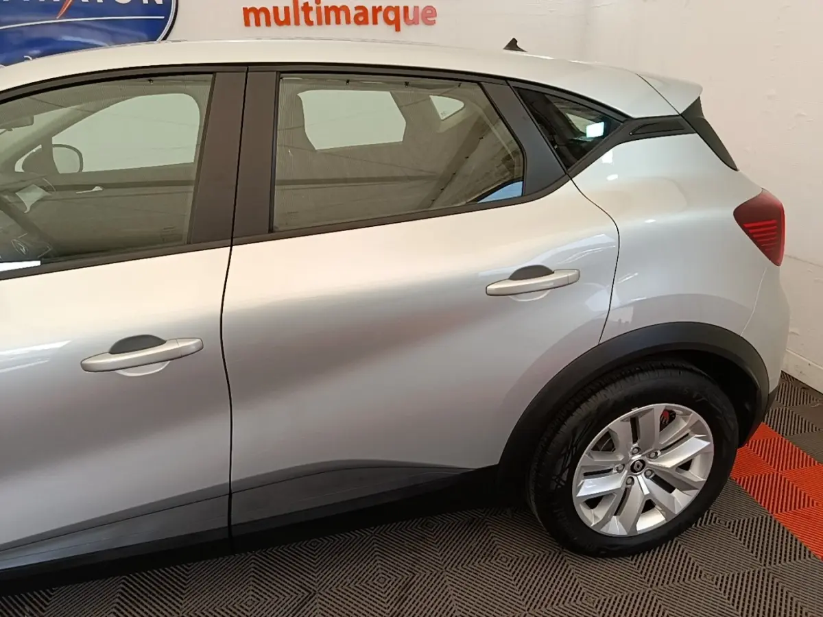 Vue latérale droite du Renault Captur Business E-Tech hybride gris clair, mettant en valeur les lignes de caisse et la roue arrière.