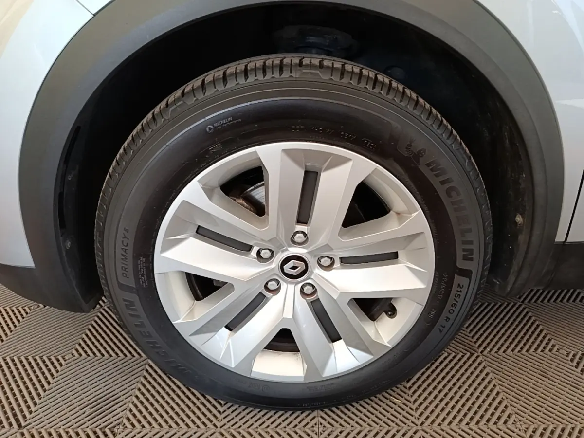 Gros plan sur la roue avant droite du Renault Captur Business E-Tech hybride gris clair, avec jante alliage et pneu Michelin.