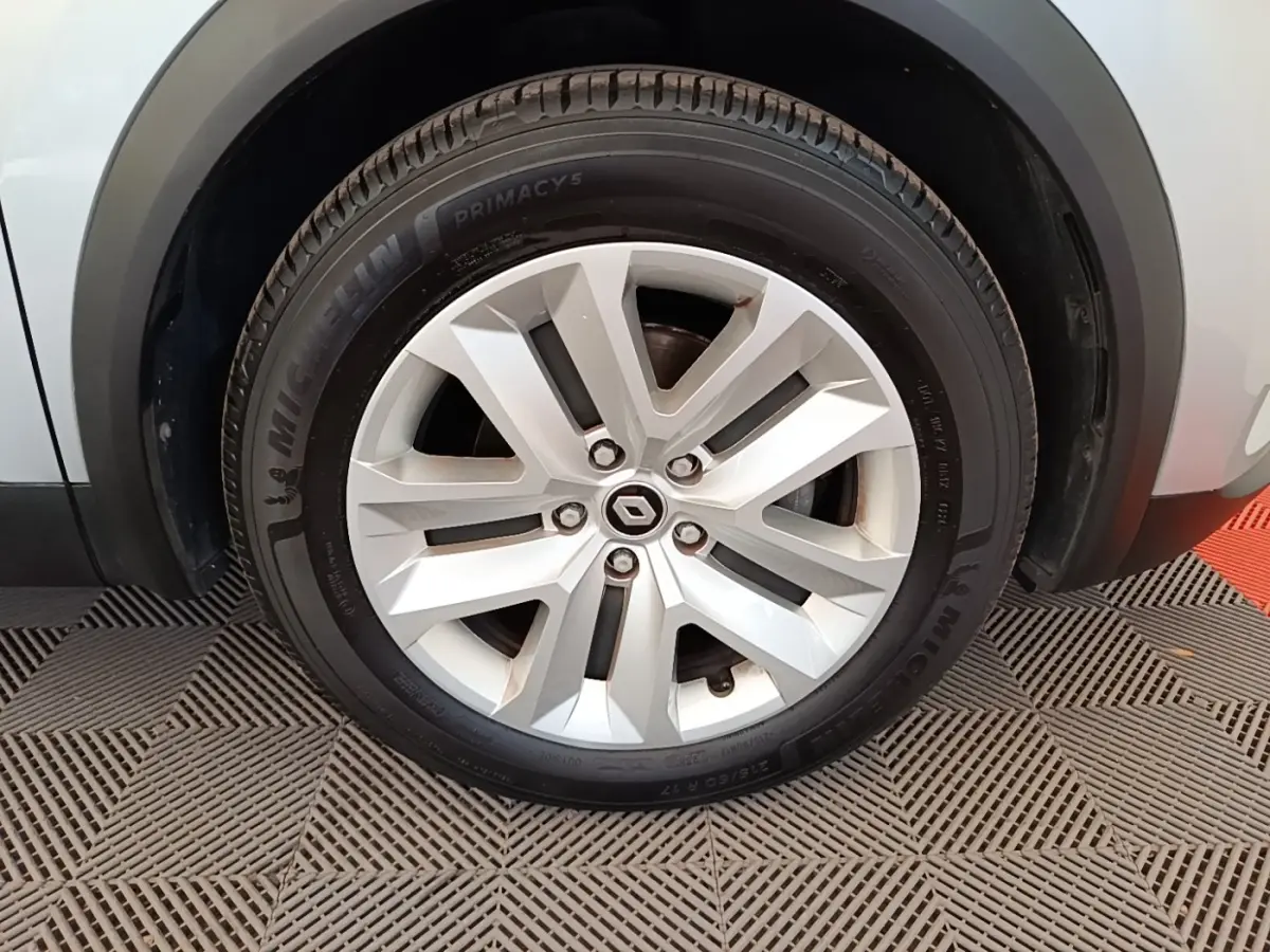 Gros plan sur la roue avant droite du Renault Captur gris clair, avec jante alliage et pneu Michelin Primacy 5.