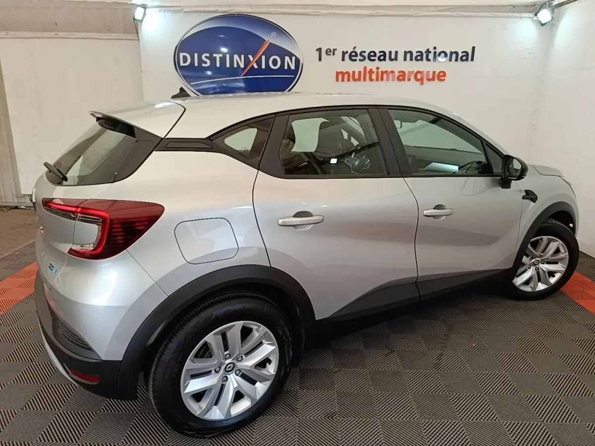 Vue latérale droite d'un Renault Captur Business E-Tech hybride gris clair, avec jantes alliage et feux arrière LED distinctifs.