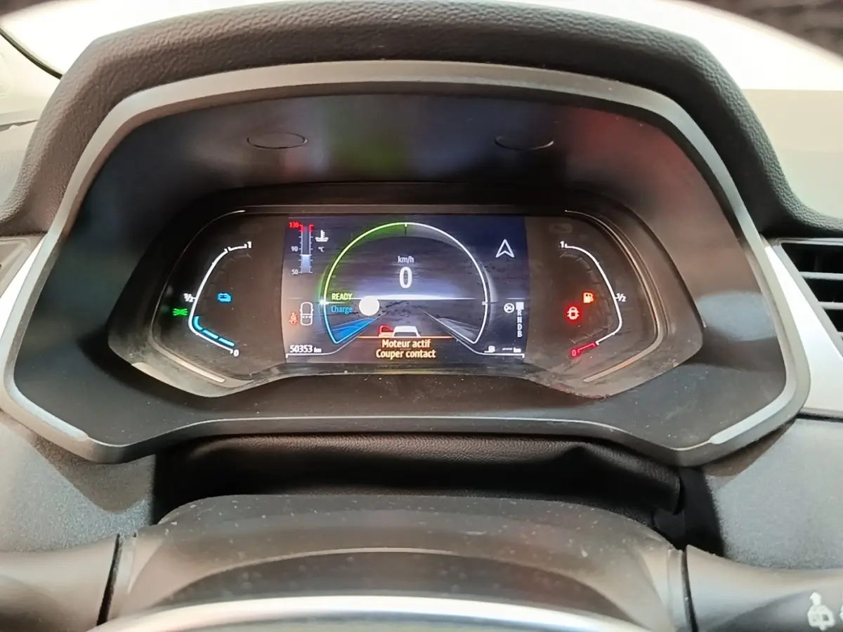Vue rapprochée du combiné d'instruments numérique du Renault Captur gris clair, affichant 0 km/h et alertes actives.