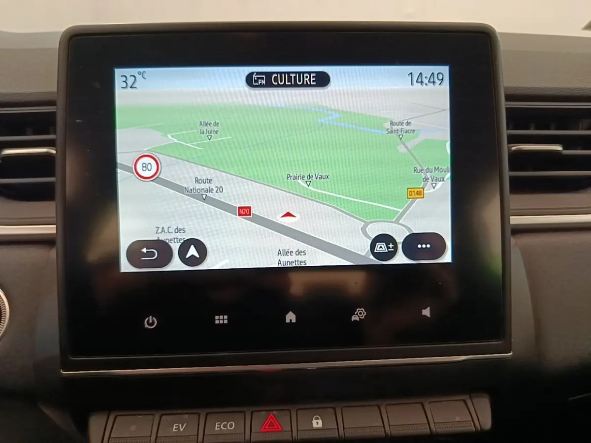 Écran tactile central du tableau de bord du Renault Captur Business E-Tech 2022 affichant la navigation 3D.