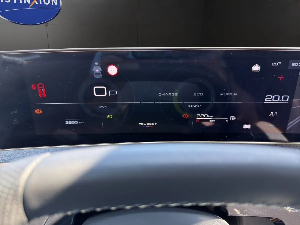 Vue rapprochée du tableau de bord numérique du Peugeot 5008 noir, affichant les informations de conduite et autonomie.
