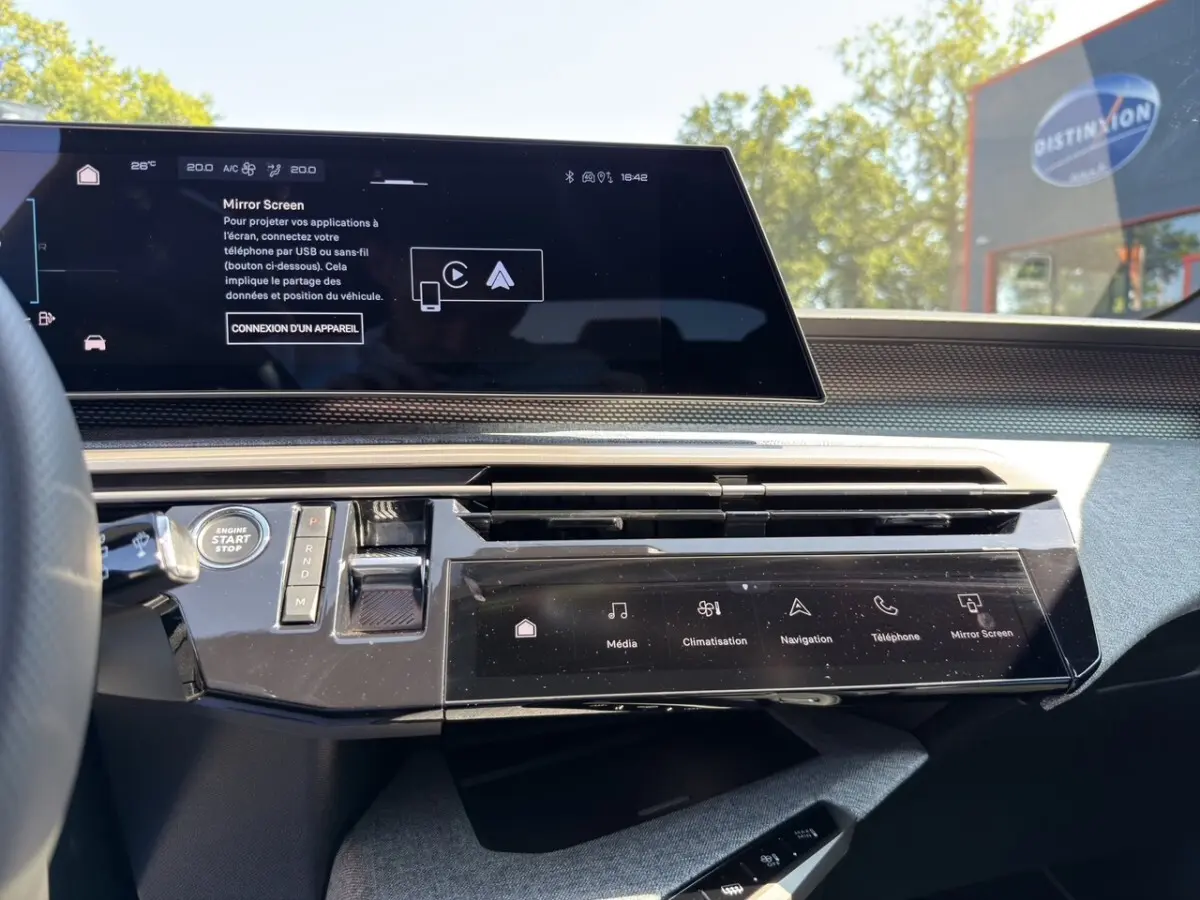 Vue intérieure du tableau de bord du Peugeot 5008 2025 avec écrans tactiles larges et finition moderne noire et grise.
