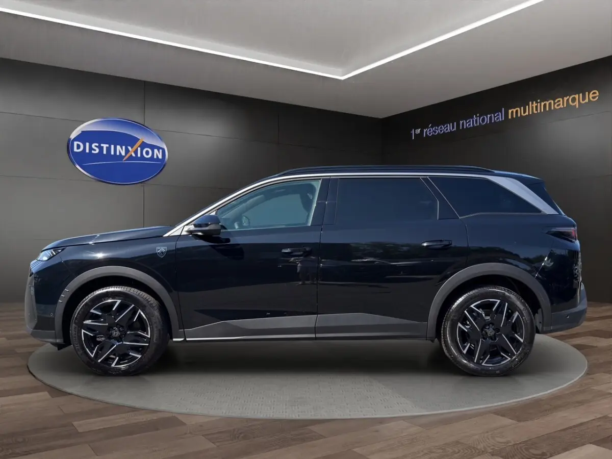 Vue latérale droite d'un Peugeot 5008 noir 2025 avec jantes noires et détails gris sur les bas de caisse.