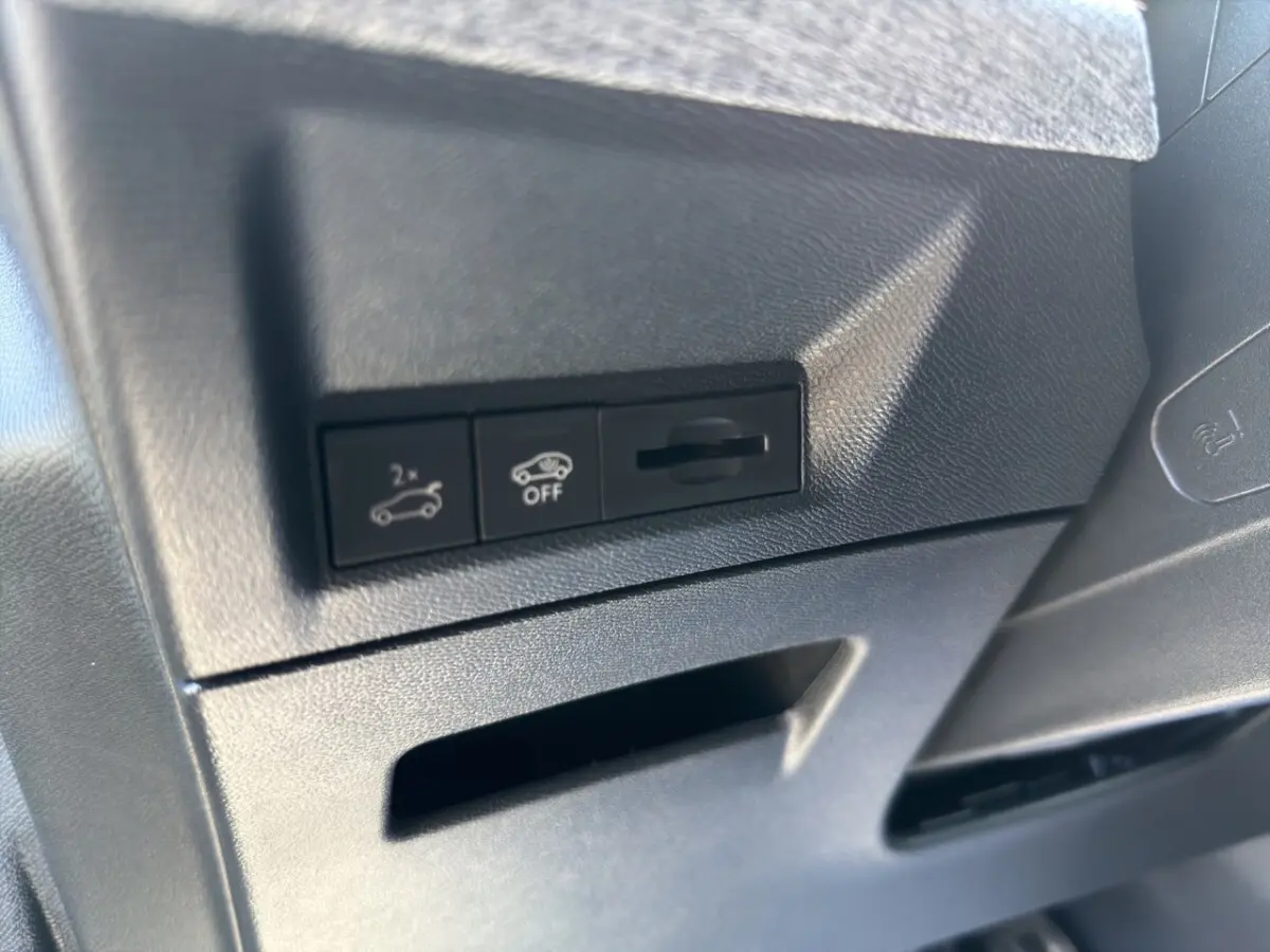 Gros plan sur les commandes noires d'ouverture et désactivation du hayon dans l'habitacle du Peugeot 5008 noir.