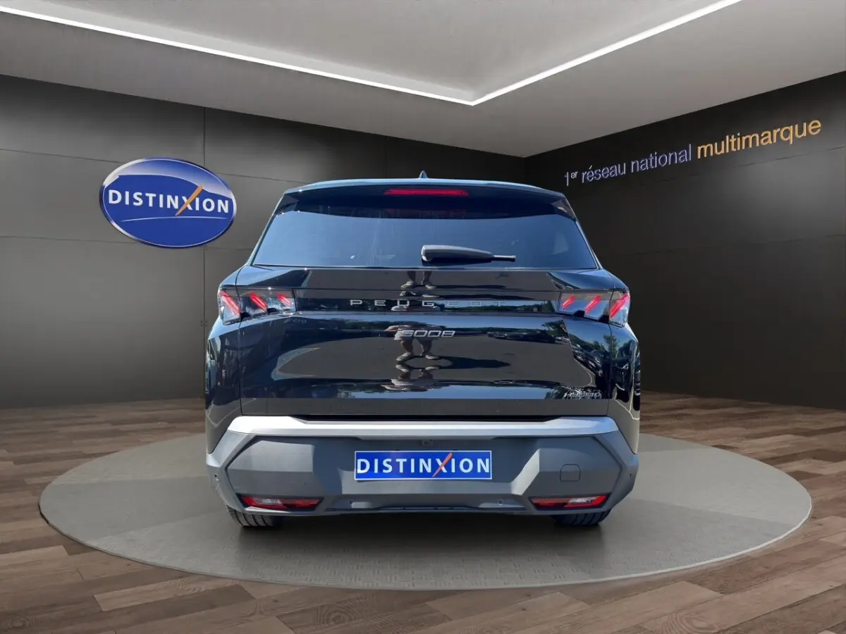 Vue arrière du Peugeot 5008 noir 2025 avec feux LED caractéristiques et logo distinctif sur fond showroom.