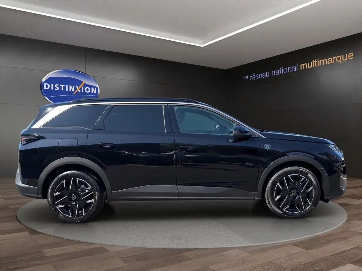 Peugeot 5008 noir vue de profil côté gauche, avec jantes noires et toit ouvrant panoramique visible.