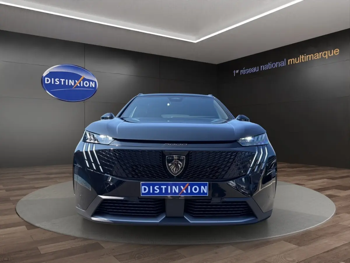 Vue frontale du Peugeot 5008 noir 2025 avec calandre noire distinctive et phares LED en forme de griffes.