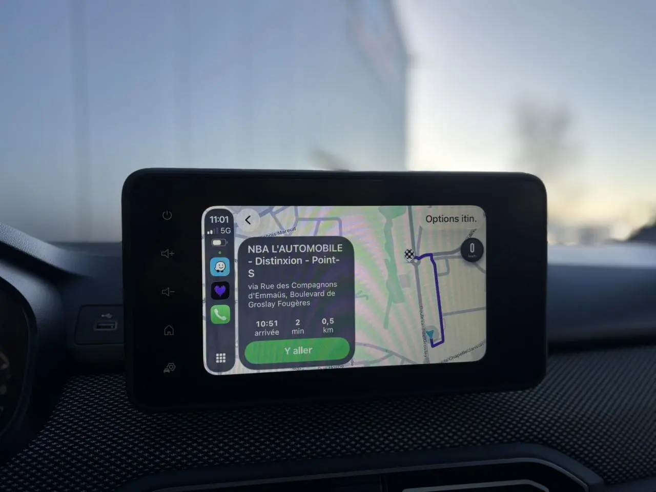 Écran tactile central du tableau de bord du Dacia Jogger 2025 affichant la navigation Apple Car Play.