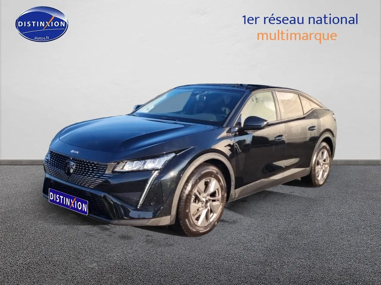 Vue 3/4 avant droit d'une Peugeot 408 Hybrid 145 Allure noire avec jantes alu et feux LED allumés.