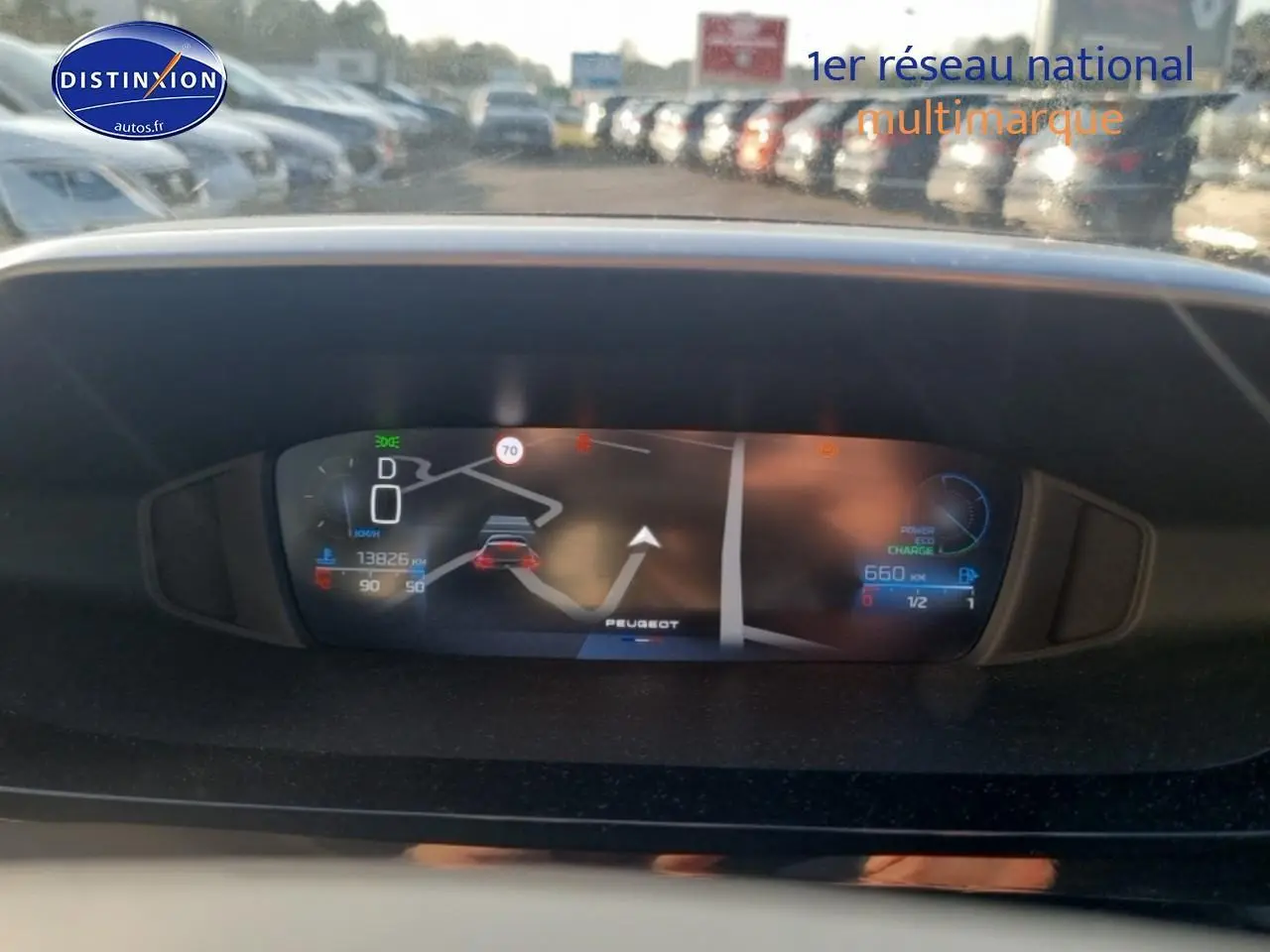 Vue rapprochée du tableau de bord numérique du Peugeot 408 Hybrid 145 allure noir, affichant la navigation et les indicateurs.