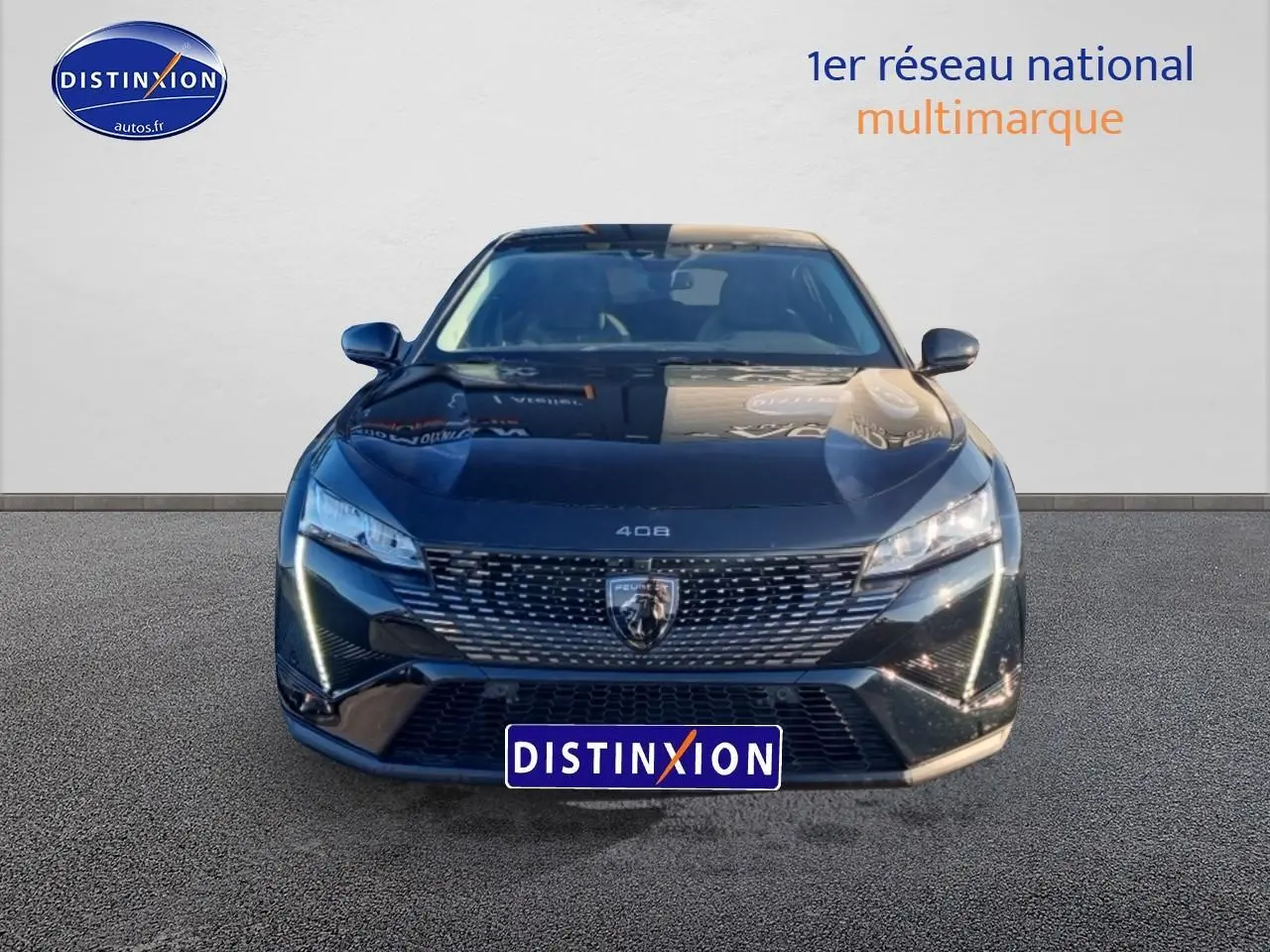 Vue frontale d'une Peugeot 408 Hybrid 145 allure e-dcs6 noire avec phares LED et calandre distinctive.