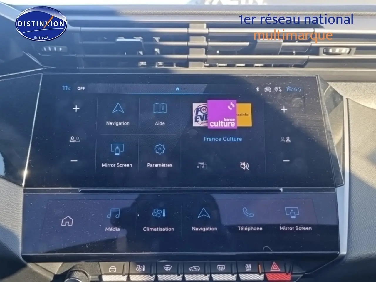Vue rapprochée de l’écran tactile central du tableau de bord du Peugeot 408 Hybrid 145 allure noir 2025, affichant les menus multimédia et navigation.