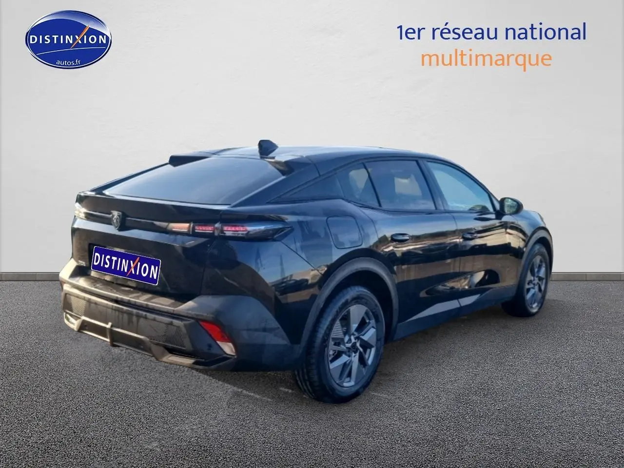 Vue 3/4 arrière droite d'une Peugeot 408 Hybrid 145 allure e-dcs6 noire avec jantes alu et vitres teintées.