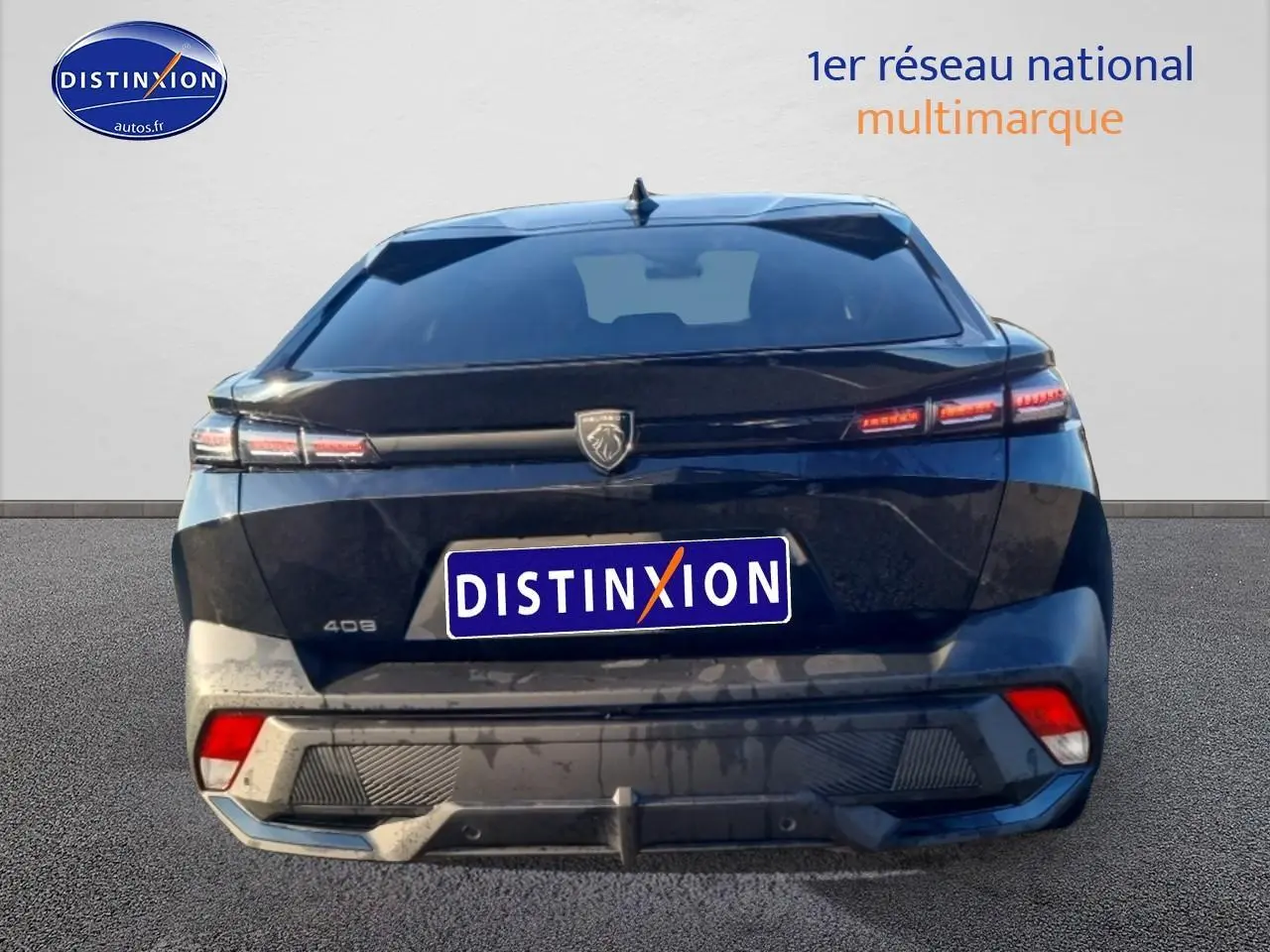 Vue arrière d'une Peugeot 408 Hybrid 145 allure e-dcs6 noire avec feux LED et logo Peugeot visible.