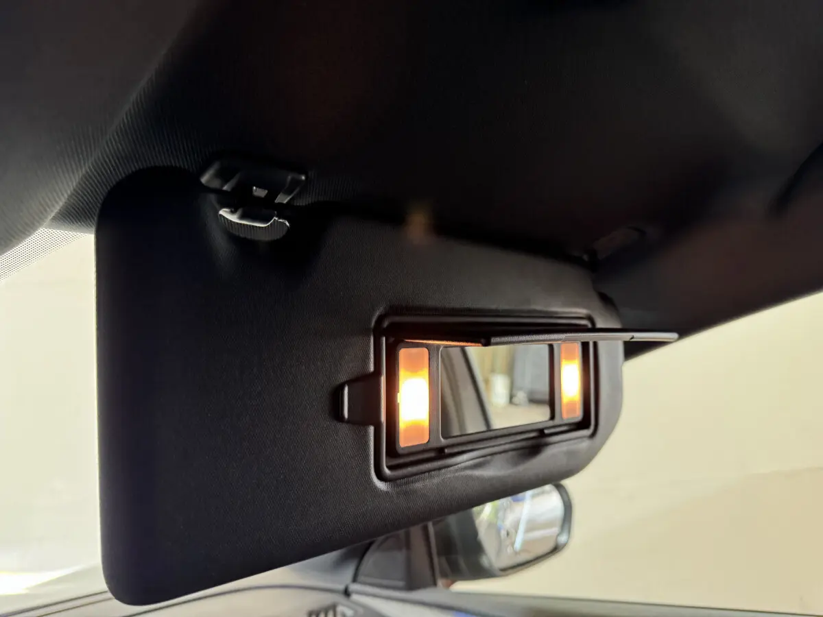 Détail du pare-soleil côté conducteur avec miroir éclairé dans l’habitacle du Peugeot 3008 gris clair.