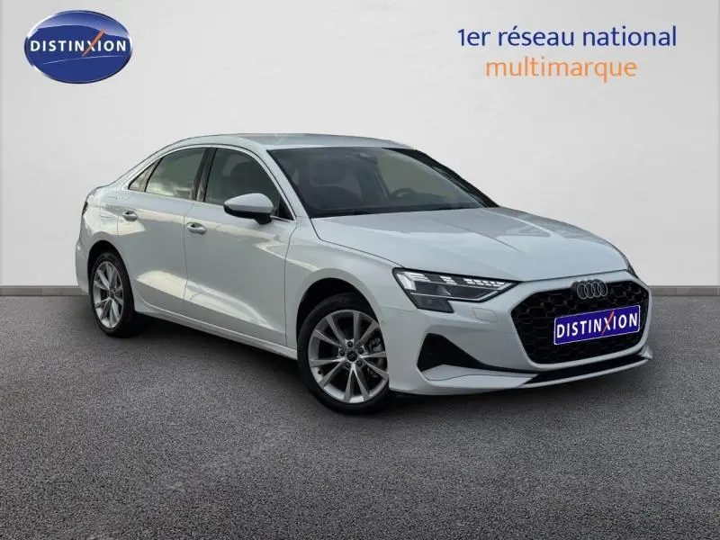 Audi A3 Sportback blanc vue 3/4 avant droit avec calandre noire et jantes alliage multibranches.