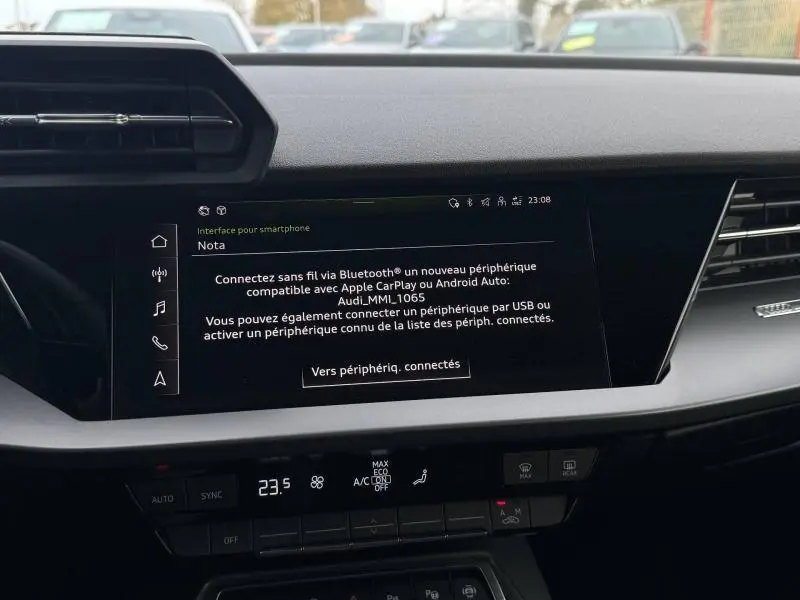 Écran tactile central affichant la connexion Bluetooth dans l'habitacle d'une Audi A3 Sportback blanche 2024.