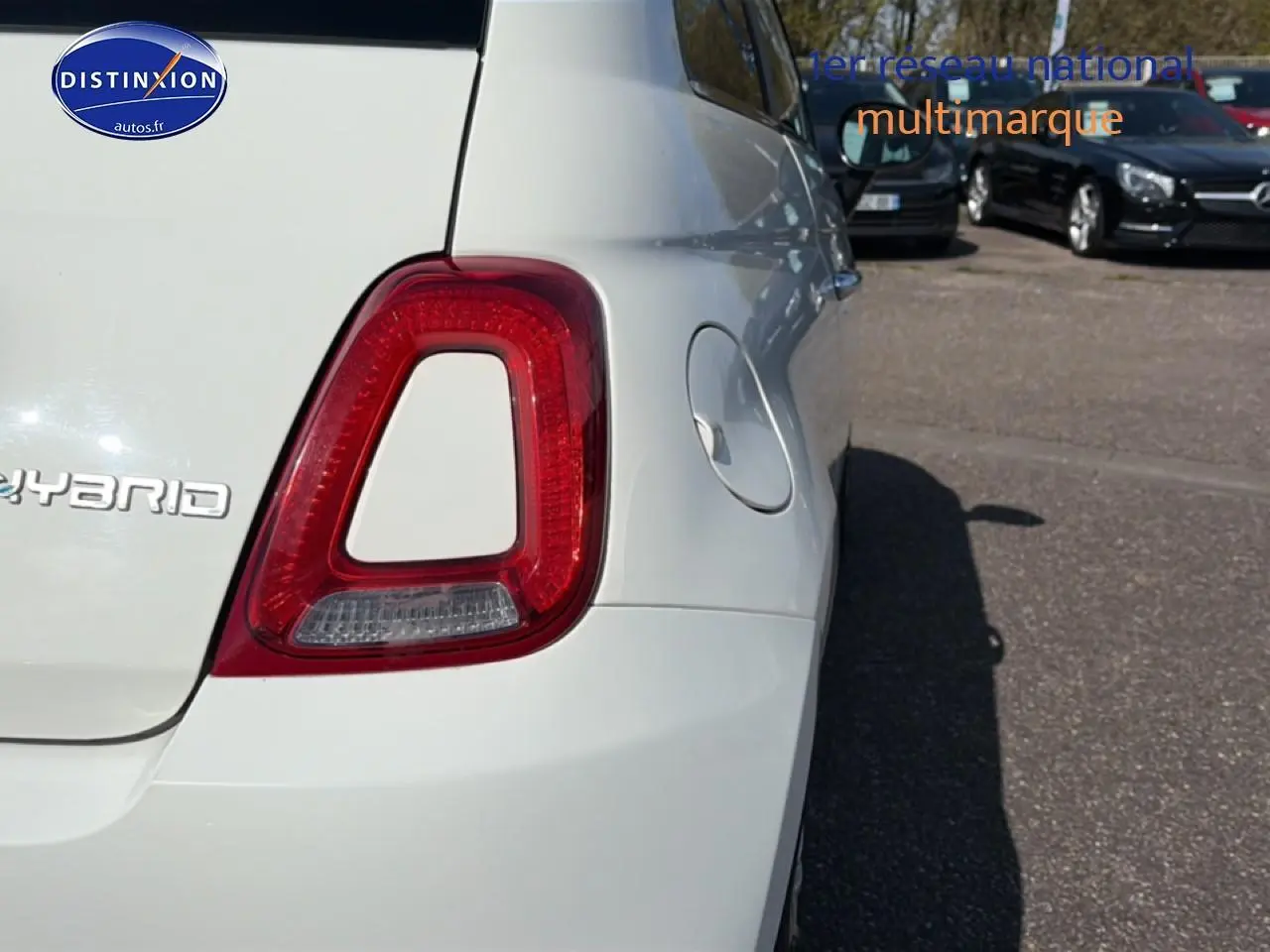 Gros plan sur le feu arrière gauche d'une FIAT 500 blanche, montrant aussi la trappe à carburant côté gauche.