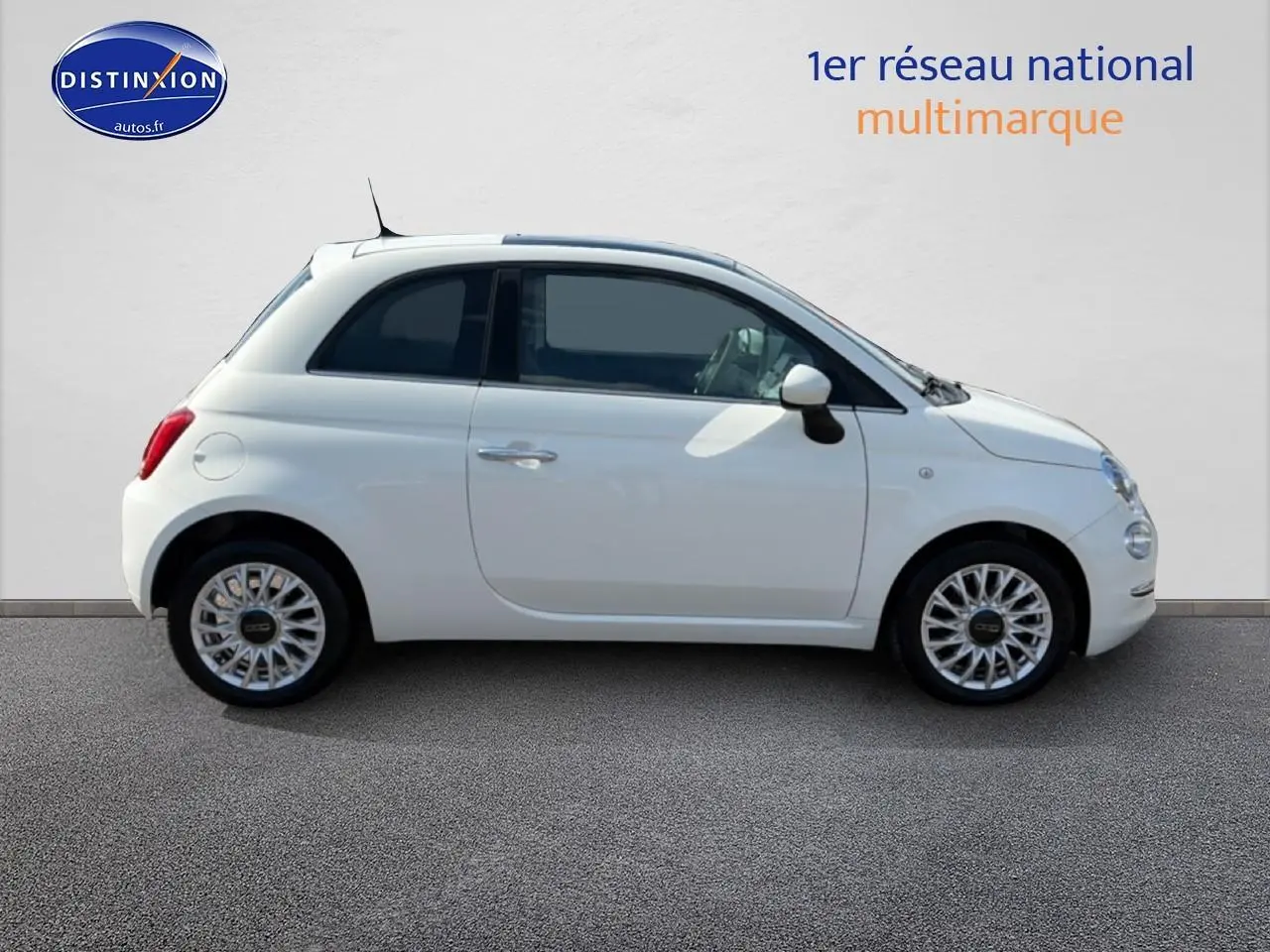 Profil droit d'une Fiat 500 blanche 2023 avec jantes alu et vitres teintées sur fond neutre.
