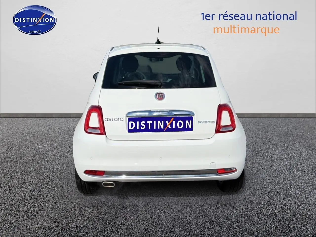 Vue arrière d'une Fiat 500 blanche avec feux rouges et plaque d'immatriculation Distinxion visible.
