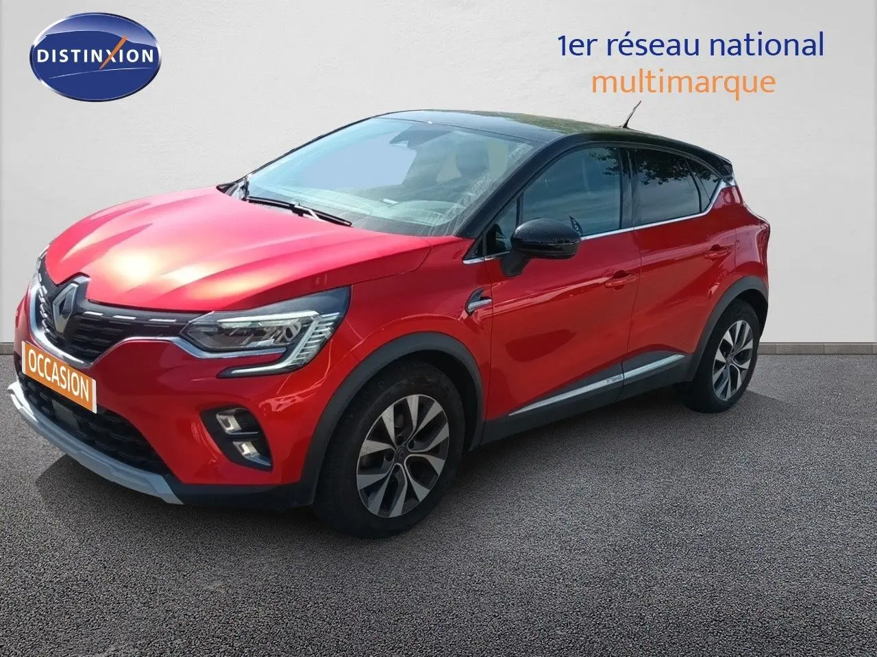 Renault Captur TCe90 Intens rouge toit noir vu en 3/4 avant droit avec jantes alliage et feux LED allumés.