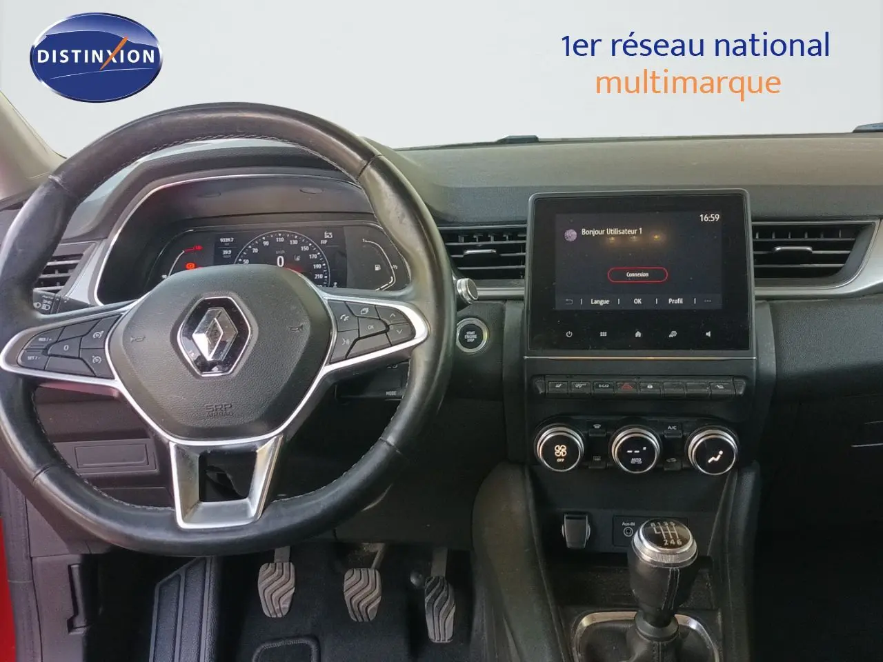 Vue intérieure frontale du tableau de bord du Renault Captur TCE90 Intens 2021 avec volant multifonction et écran tactile central.