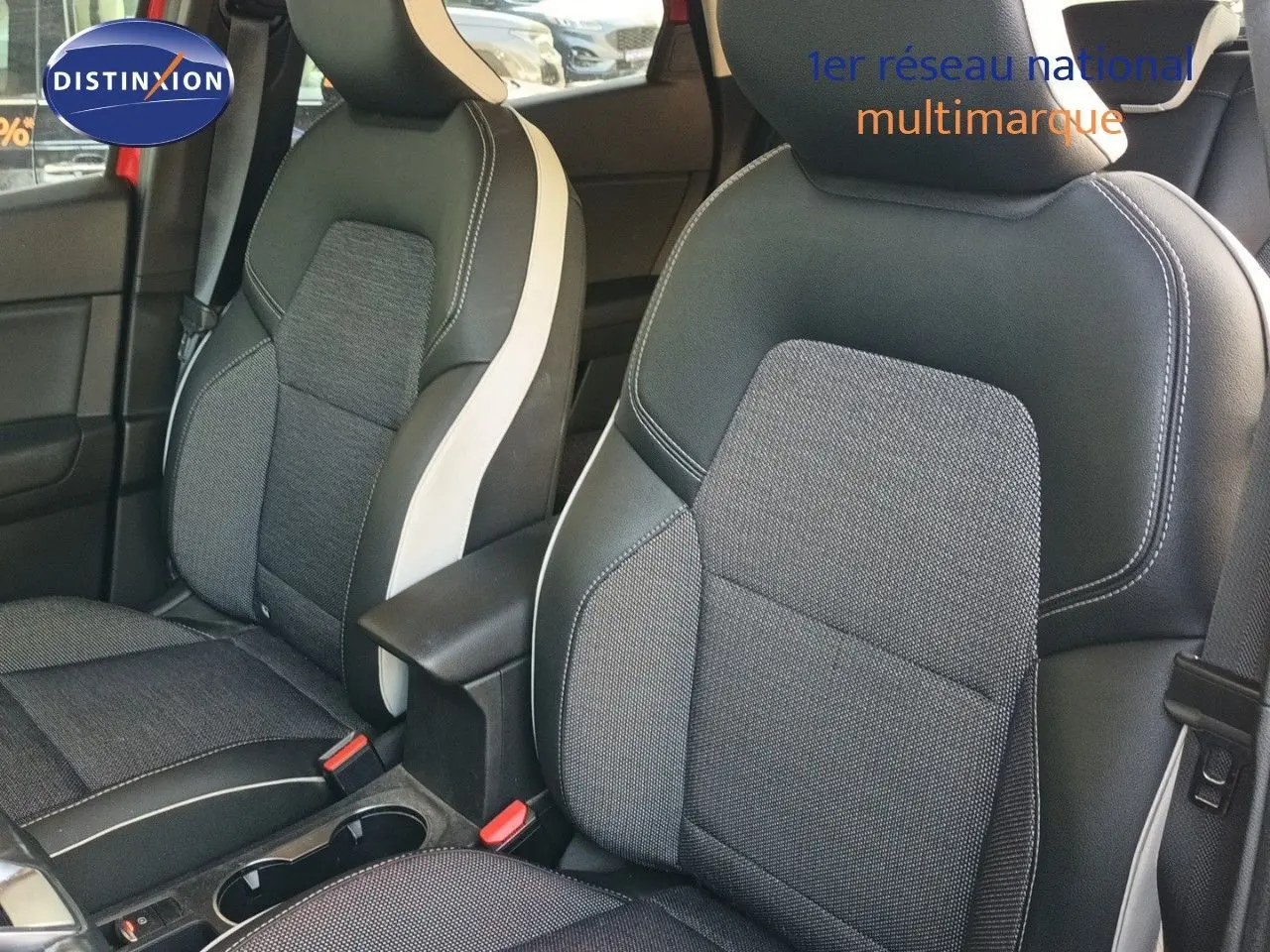 Vue rapprochée des sièges avant en tissu gris et cuir noir avec surpiqûres blanches du Renault Captur TCE90 Intens 2021.