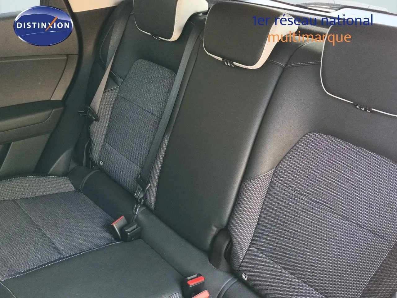 Vue intérieure sur la banquette arrière du Renault Captur TCE90 Intens 2021, tissu gris et cuir noir avec surpiqûres blanches.