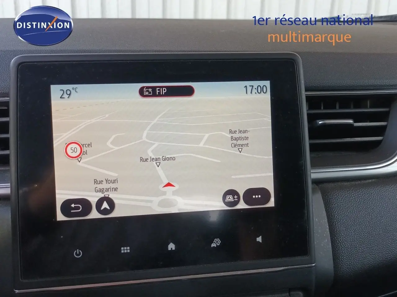 Écran tactile central du Renault Captur TCE90 Intens 2021 affichant la navigation, intérieur noir.
