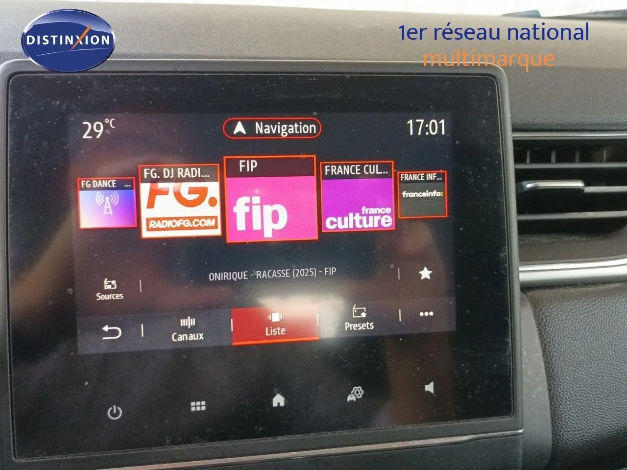 Tableau de bord du Renault Captur TCE90 Intens 2021 avec écran tactile affichant les radios, intérieur noir.