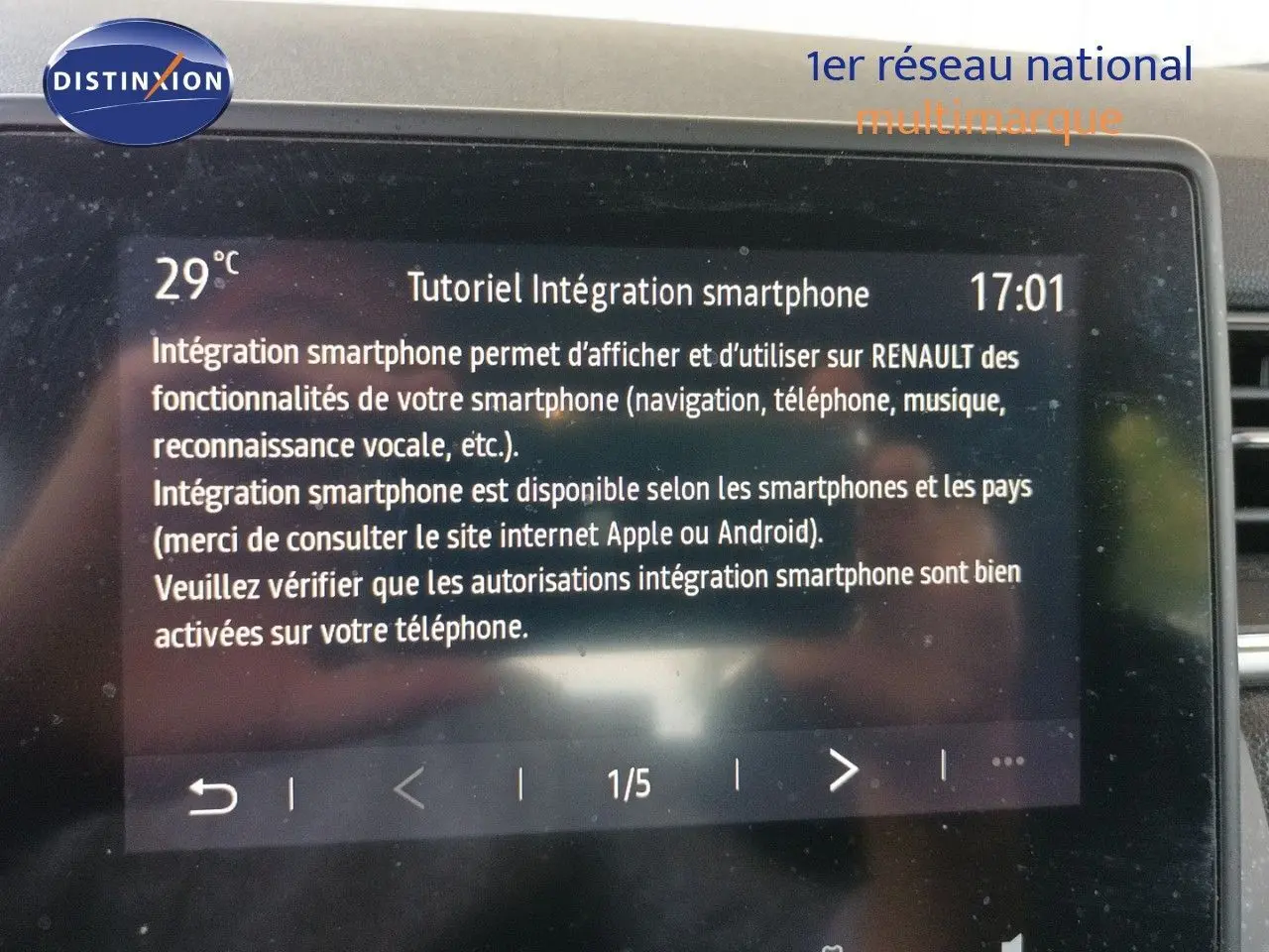 Écran tactile intérieur du Renault Captur TCE90 Intens 2021 affichant un tutoriel d’intégration smartphone.