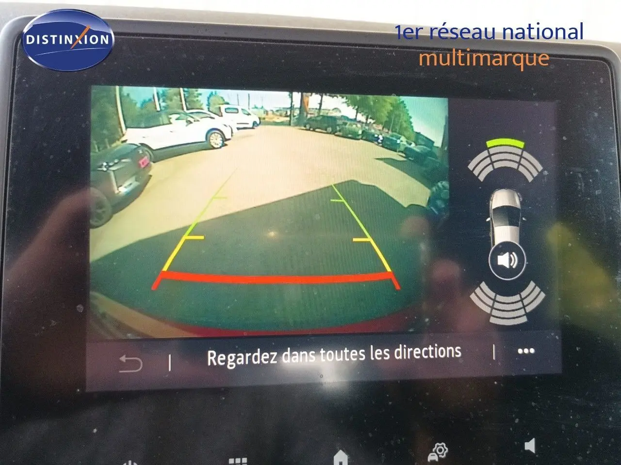 Affichage de la caméra de recul du Renault Captur TCE90 Intens 2021 rouge toit noir, vue arrière avec guidage de trajectoire.