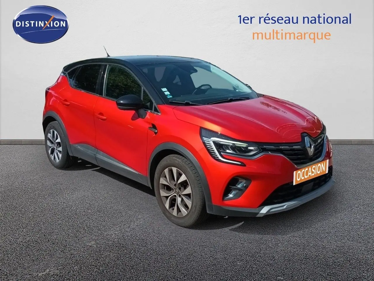 Renault Captur TCE90 Intens rouge toit noir en 3/4 avant droit avec jantes alliage et calandre distinctive.