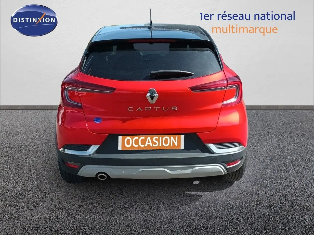 Vue arrière d'un Renault Captur TCE90 Intens rouge avec toit noir, feux LED et plaque d'immatriculation "OCCASION".