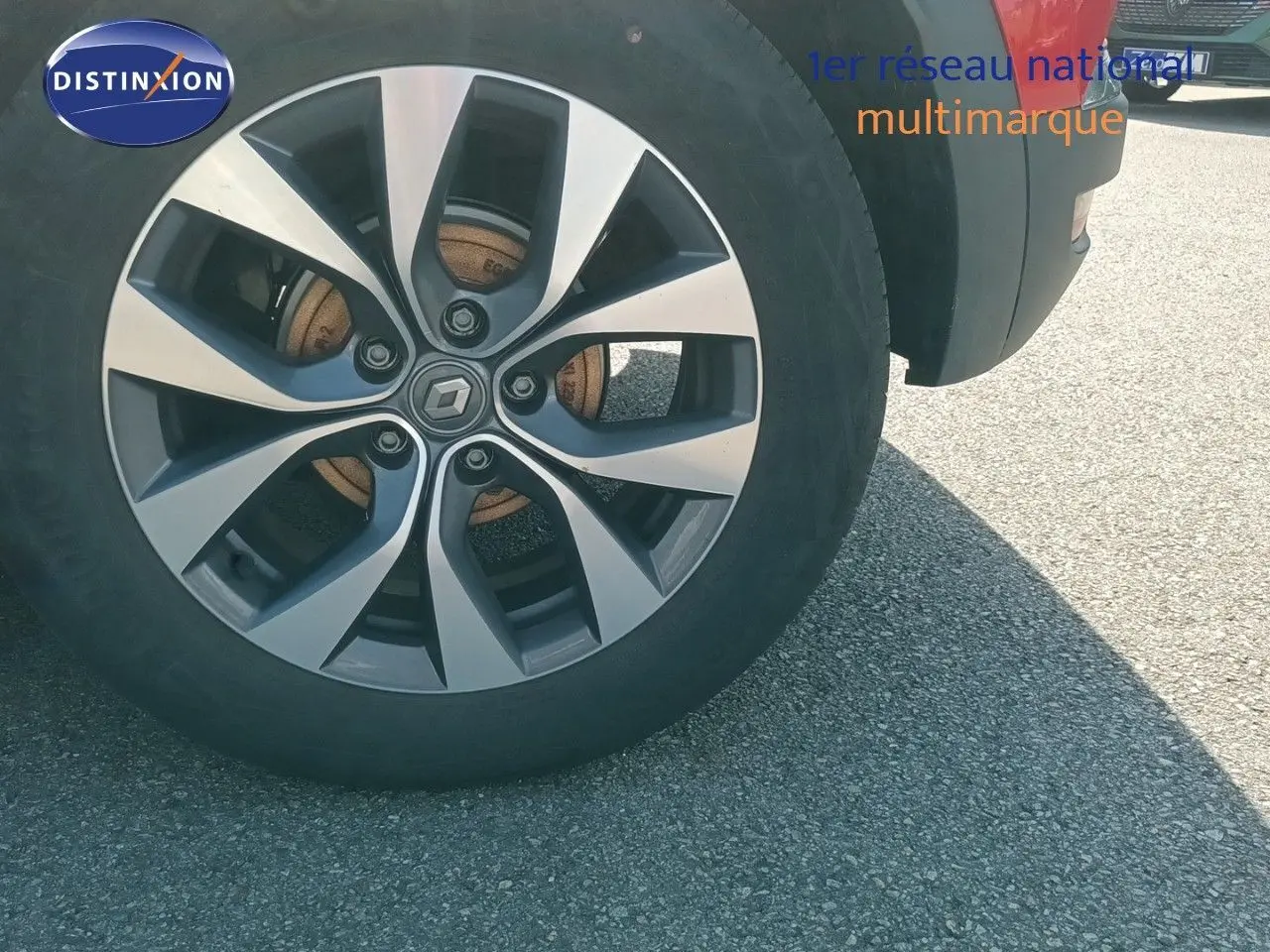 Gros plan sur la roue avant droite du Renault Captur TCE90 Intens rouge toit noir, avec jante alliage 17 pouces biton.