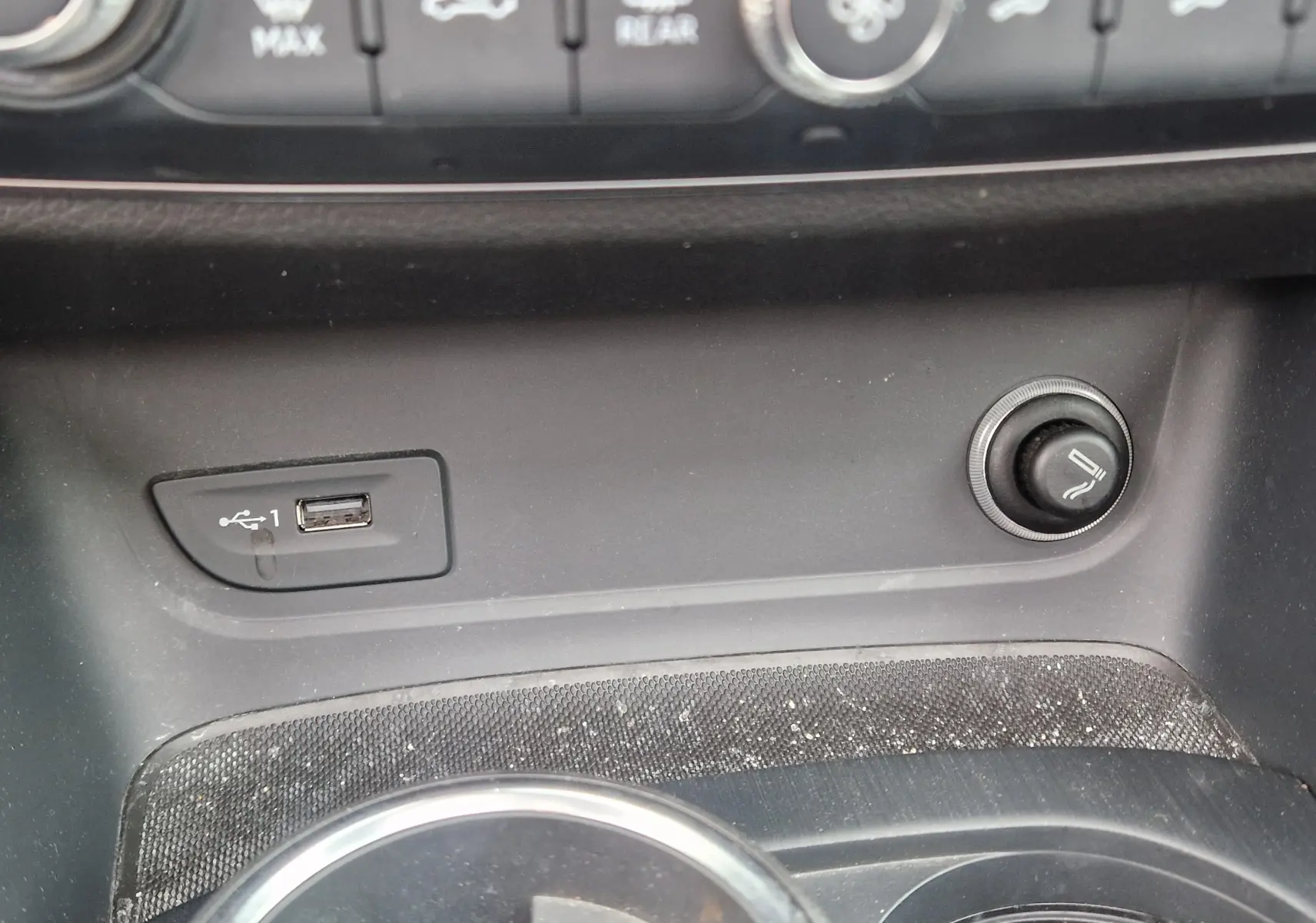 Gros plan sur la prise USB et l’allume-cigare dans la console centrale noire de l’Audi A3 Sportback 2019.