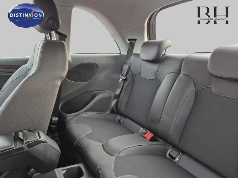 Vue intérieure des sièges arrière en cuir noir de l'Opel Adam Rocks, avec ceinture de sécurité et appuie-têtes visibles.