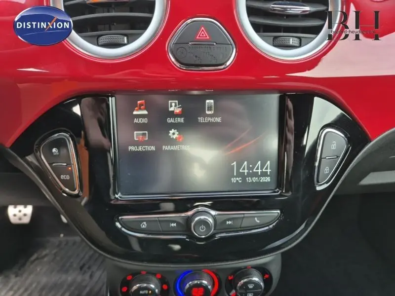 Vue rapprochée de la console centrale rouge et noire de l’Opel Adam Rocks avec écran tactile affichant les menus audio et téléphone.