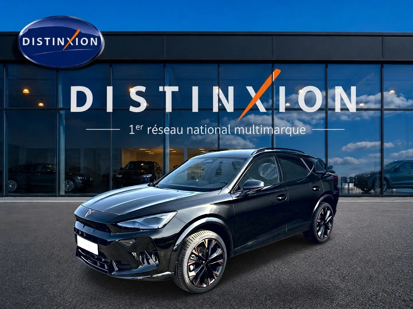 Vue 3/4 avant droit du SUV CUPRA Formentor noir 2026 avec jantes noires et détails cuivrés, devant un showroom Distinxion.