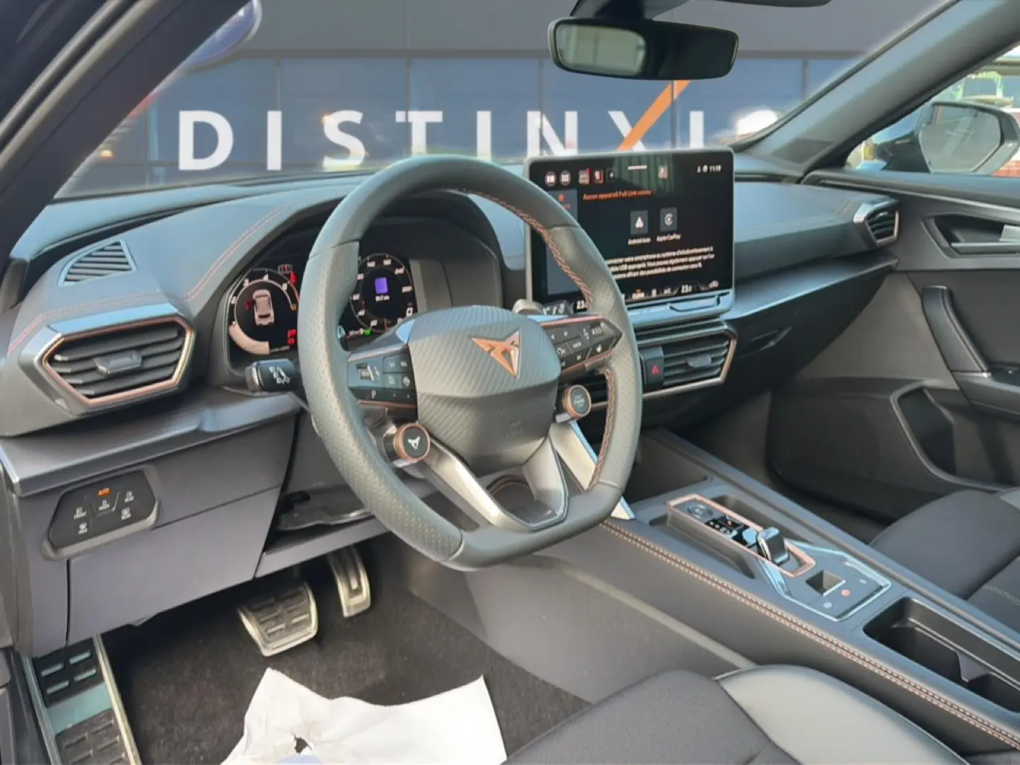 Intérieur noir du CUPRA Formentor 2.0 TDI 150 DSG7 vu côté conducteur, avec volant sport et écran tactile central.
