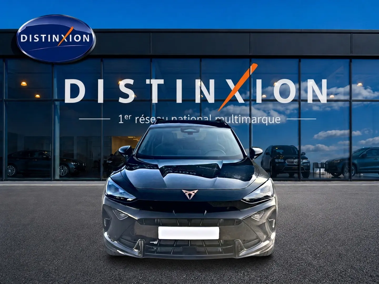 Vue frontale d'un CUPRA Formentor noir 2026, avec logo distinctif et calandre sportive, devant une vitrine Distinxion.