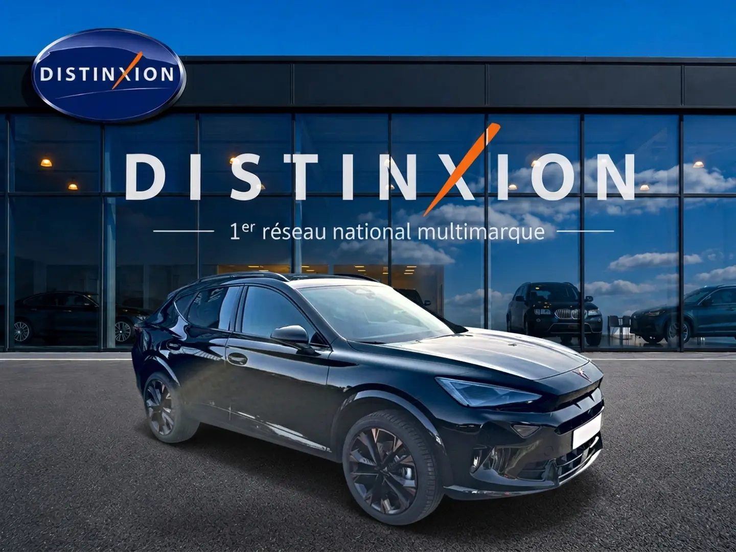 Vue 3/4 avant d'un CUPRA Formentor noir 2026 avec jantes foncées, stationné devant une vitrine Distinxion.